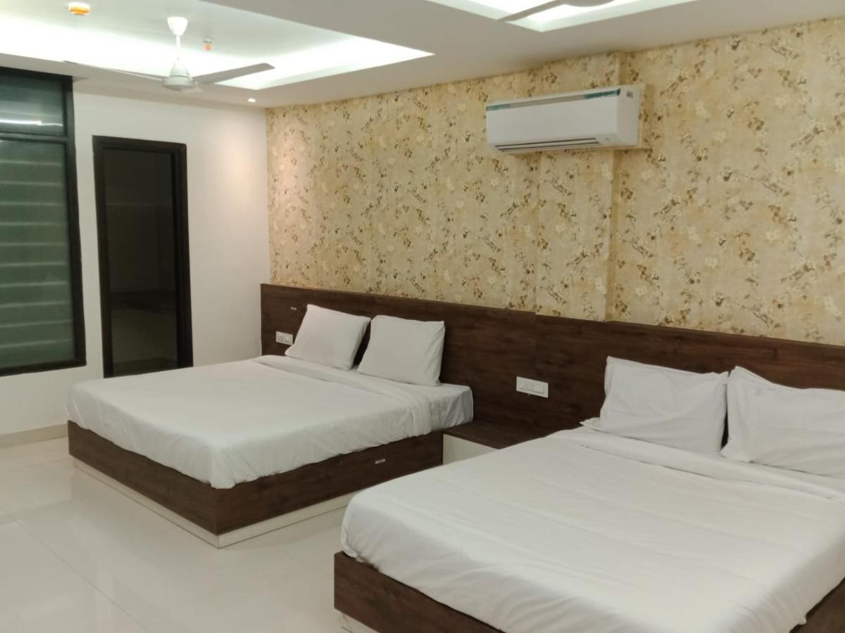 Hotel Golden Leaf Mohali ภายนอก รูปภาพ