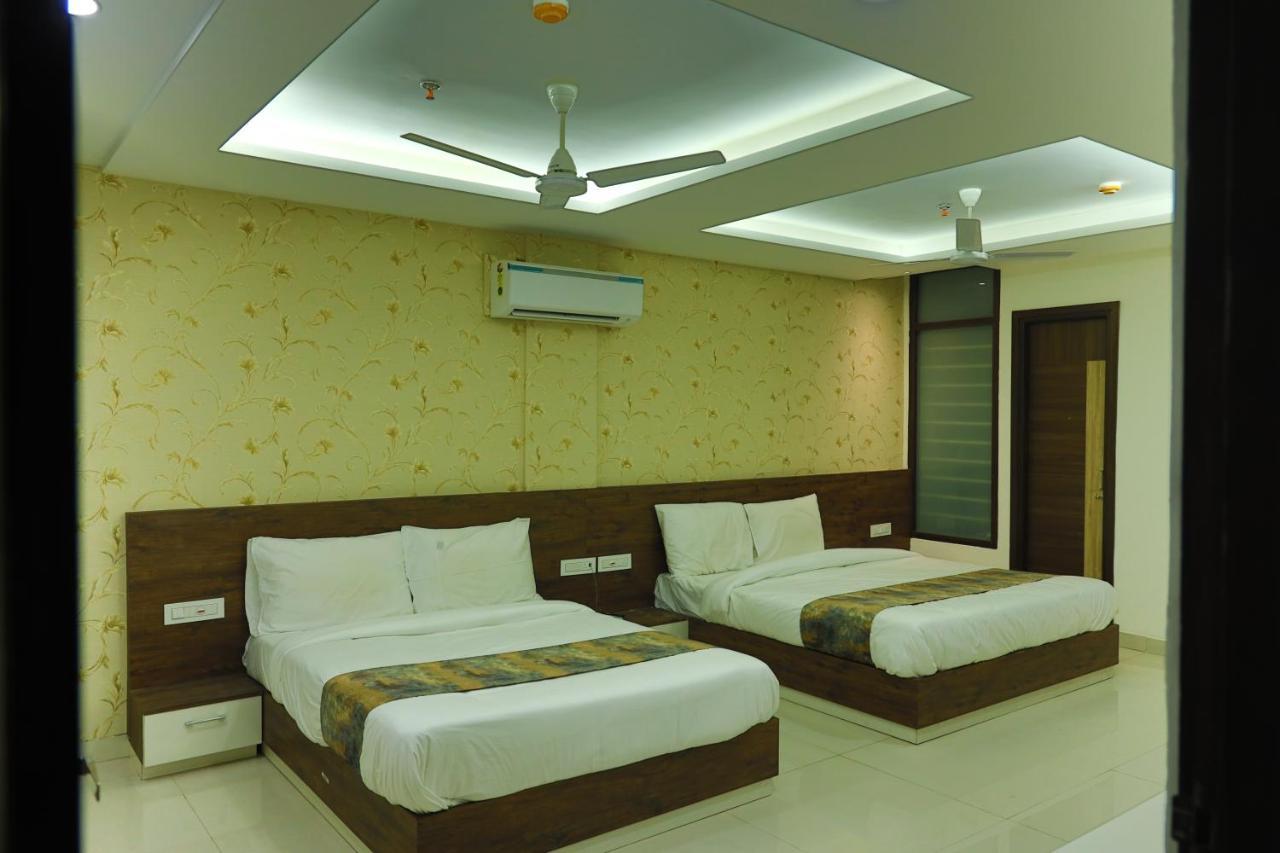 Hotel Golden Leaf Mohali ภายนอก รูปภาพ